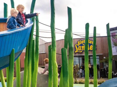 artificial large scale seaweed limbs rising from ground